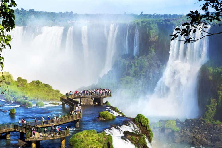 Una de las pasarelas para acercarse a las cataratas