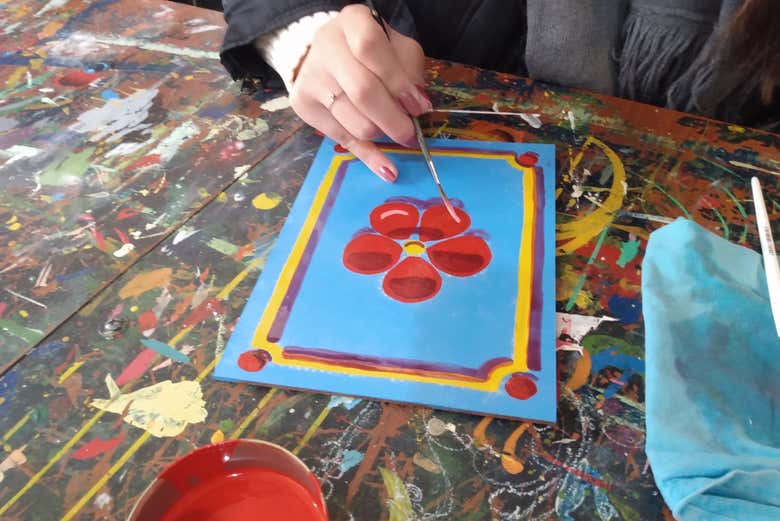 Practicando el arte del fileteado porteño