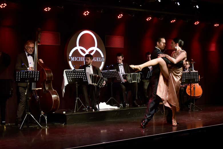 Pareja de tango sobre el escenario de Michelangelo