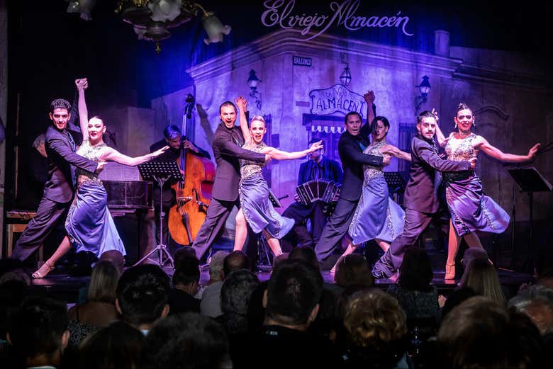 Bailarines sobre el escenario