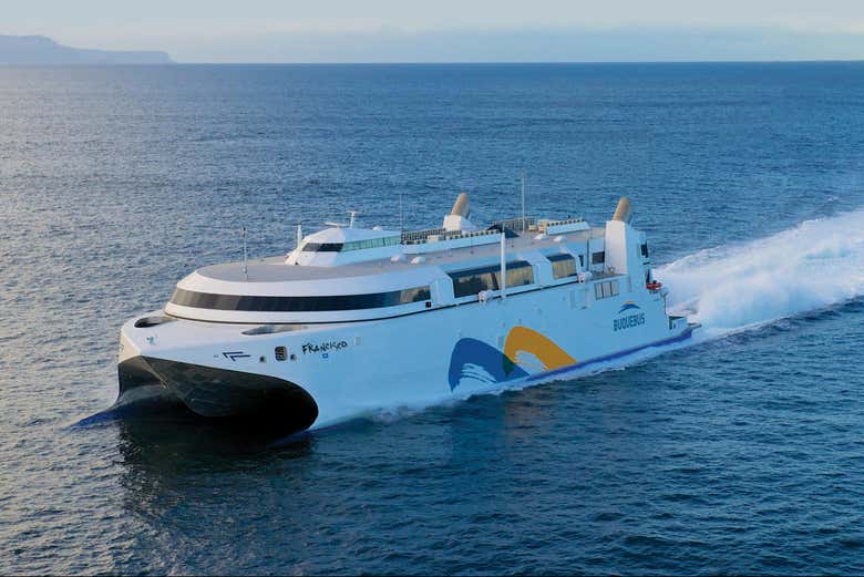 Navegaréis en un ferry directo de Buquebus