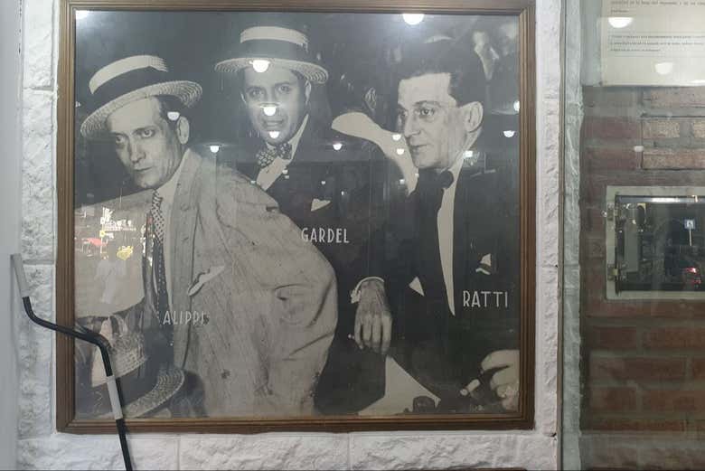 Foto de tres grandes del tango en avenida Corrientes