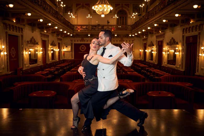 Una pareja bailando tango en el escenario