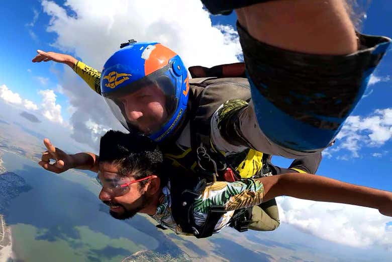 Disfrutando del salto en paracaídas en Chascomús